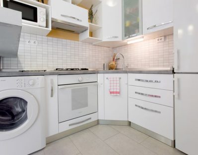 Fully equipped kitchen with washing machine.