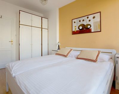 Bedroom with double bed 160 x 200 cm and the exit to the balcony.